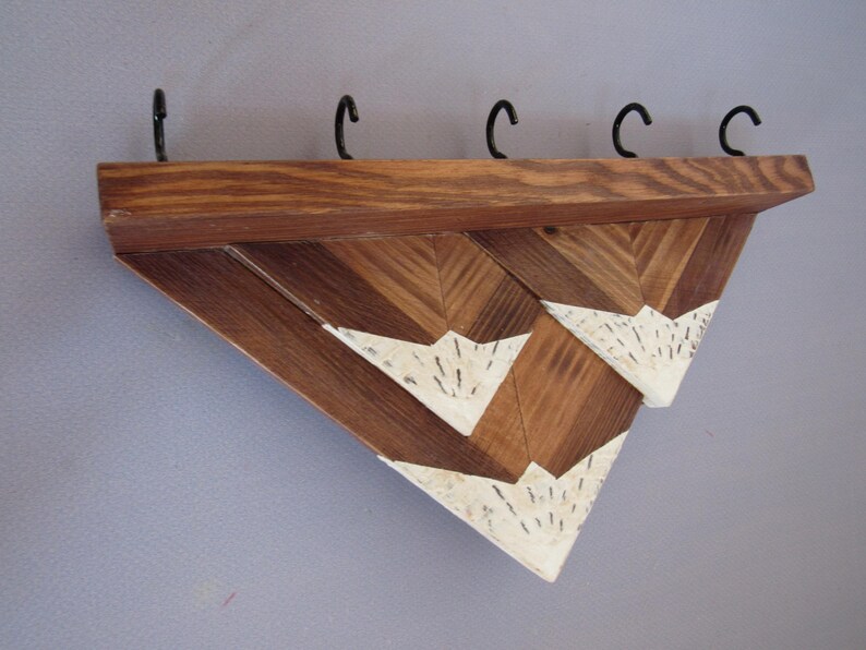 Llavero de pared de montaña / Estante de madera para llaves con ganchos / Organizador rústico para entrada imagen 16