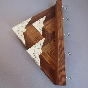 Llavero de pared de montaña / Estante de madera para llaves con ganchos / Organizador rústico para entrada imagen 6