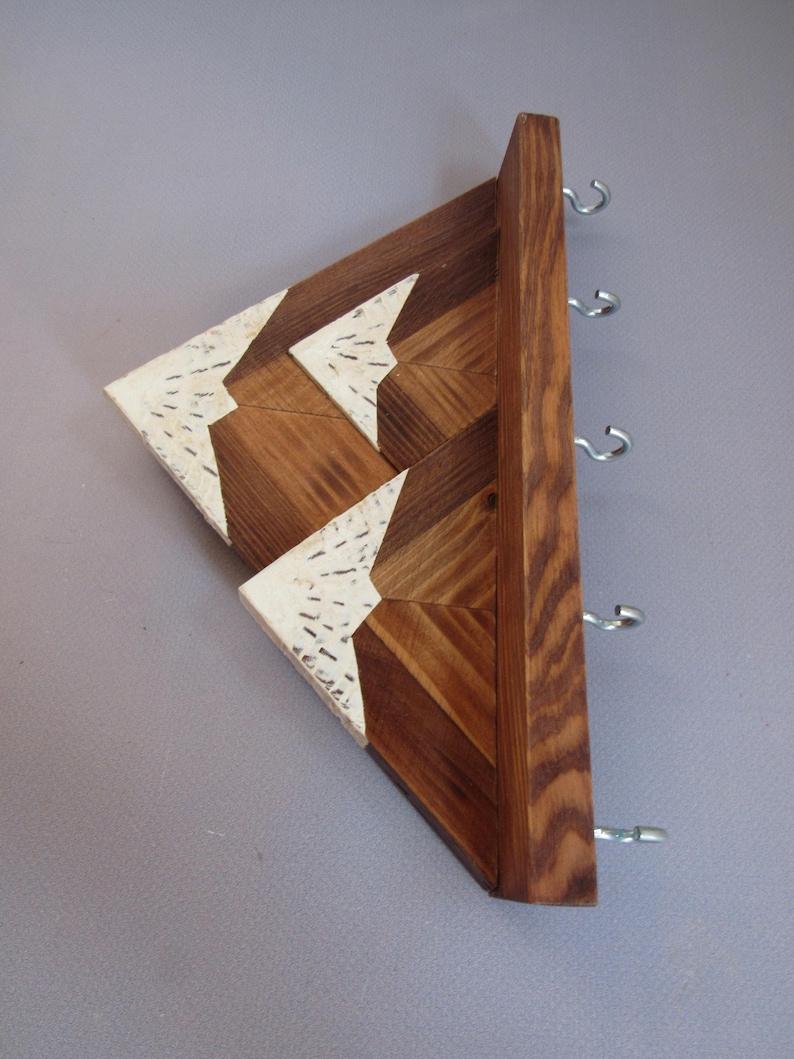 Llavero de pared de montaña / Estante de madera para llaves con ganchos / Organizador rústico para entrada imagen 6