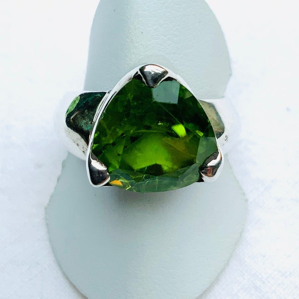 Edler Ring Peridot, 925er Silber, facettierter Stein