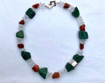 Collier de pierres précieuses avec cornaline, cristal de roche et aventurine.