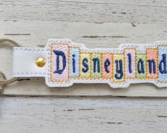 Archivo de bordado digital para llavero con el letrero de Disneyland, 4 x 4, en bastidor. NO ES UN PRODUCTO FÍSICO.