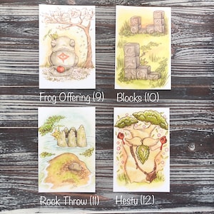 Op de afbeelding: Vier aquarel illustraties op witte kaarten. Linksboven een kikkerstandbeeld met een rood offer. Rechtsboven stenen blokken. Linksonder rotsen in het water. Rechtsonder een boomachtig figuur. Tekst: "Frog Offering (9)", "Blocks (10)", "Rock Throw (11)" en "Hestu (12)".