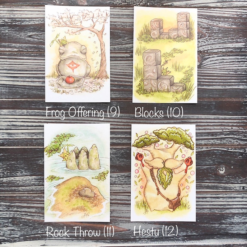 Op de afbeelding: Vier aquarel illustraties op witte kaarten. Linksboven een kikkerstandbeeld met een rood offer. Rechtsboven stenen blokken. Linksonder rotsen in het water. Rechtsonder een boomachtig figuur. Tekst: "Frog Offering (9)", "Blocks (10)", "Rock Throw (11)" en "Hestu (12)".
