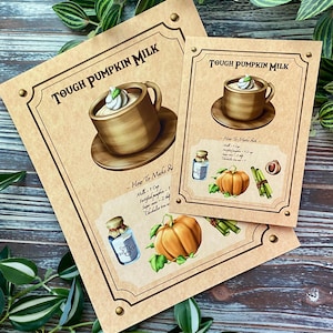Op de afbeelding: Twee bruine receptkaarten met de tekst "TOUGH PUMPKIN MILK" en illustraties van een mok pompoenmelk, een pompoen en ingredi&euml;nten. De kaarten hebben een vintage esthetiek met decoratieve randen en de tekst "How To Make".