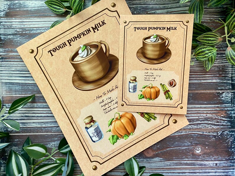 Op de afbeelding: Twee bruine papieren prints met de tekst "TOUGH PUMPKIN MILK". E&eacute;n print toont een kop melk met slagroom, de andere een pompoen, kruiden en een fles. De prints liggen op een houten oppervlak.