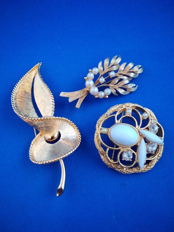 Vintage mid century 1960s gold tone pins group of 