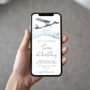 飛行機を使った1歳の誕生日の招待状テンプレート | 編集可能なTime Flies Aviator Co-Pilotのペーパーレスな1歳の誕生日パーティーの電子招待状S204