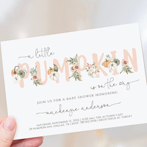 Op de afbeelding: Een witte babyborrel uitnodiging met de tekst "a little PUMPKIN is on the way." Het woord "PUMPKIN" is perzik van kleur met bloemen- en pompoen illustraties. De uitnodiging bevat evenement details.