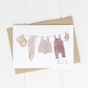 Różowa kartka z podziękowaniami na Baby Shower z linii ubrań | Dziewczęca kartka z podziękowaniami na Baby Sprinkle do wydrukowania | S185