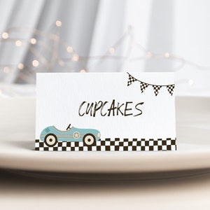 de voiture de course pour tente de restauration | Deux marques-places d'anniversaire rapides modifiables et une étiquette nominative pliée rapide S437