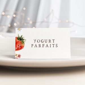 de tente de restauration aux fraises | Marque-places modifiables pour le 1er anniversaire des baies | Etiquette nominative pliée Berry Sweet imprimable S480