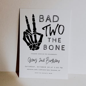 Modello di invito per il secondo compleanno di Bad Two the Bone / Invito modificabile per il secondo compleanno di Halloween autunnale Scheletro Mano della pace S705