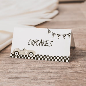 Modelo de barraca de comida para carro de corrida | Cartões de lugar de aniversário Fast TWO bege editáveis, etiqueta de nome dobrável Fast ONE, etiqueta para impressão S505