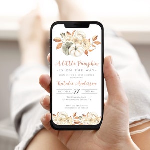 Op de afbeelding: Een smartphone toont een uitnodiging voor een babyshower met bloemen- en pompoenafbeeldingen. De tekst luidt "A Little Pumpkin - Is On The Way" met evenementdetails voor Natalie Anderson op 27 oktober om 11:00 uur.