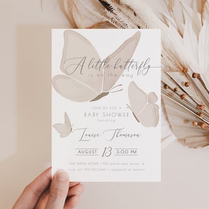 Schmetterling-Babyparty-editierbare Einladung | Beige Ein Kleiner Schmetterling ist unterwegs Babyparty Vorlage Invite s498