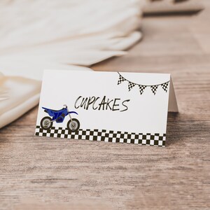 Modelo de barraca de comida para motocross | Cartão de lugar rápido azul editável TWO | Etiqueta de identificação dobrável Need FOUR Speed Birthday Fast ONE para impressão S534