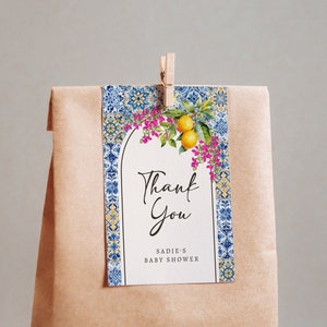 Plantilla editable de etiqueta de regalo mediterránea / Etiqueta de regalo para baby shower con azulejos azules / Recuerdo italiano de limón de la Costa de Almafi S509