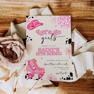 Może przedstawiać: Różowe i białe zaproszenie z kowbojskim kapeluszem, rolkami i dyskoteką. Tekst brzmi: "Let's go girls Saddle up for Sadie's 12th Rodeo Saturday, March 19, 2026 3pm at disco roller rinks 129 Cowgirl Lane Boise, ID rsvp to Sadie"