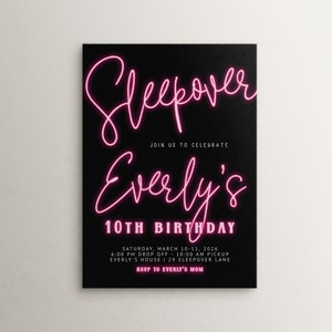 Sleepover Geburtstagsparty Einladung Vorlage | Bearbeitbare rosa Neonlichter Pyjama Party Bday Printable Invite S544