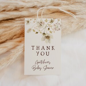 Wildblumen Dankeschön-Anhänger-Vorlage | Bearbeitbar Unsere kleine Wildblume ist ein Mädchen 1. Geburtstag druckbarer weißer Blumengeschenkanhänger S446
