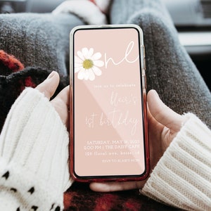 Modello di invito di testo per il 1° compleanno di Daisy / Invito elettronico per il compleanno di una ragazza rosa modificabile Daisy Wildflower S235