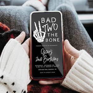 Modello di testo per invito per il secondo compleanno di Bad Two the Bone / Invito elettronico per il secondo compleanno di Halloween autunnale modificabile Scheletro Mano della pace S366