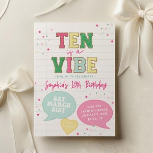Puede incluir: Una invitación de cumpleaños colorida con el texto "TEN is a VIBE" y "Sophia's 10th Birthday". La invitación incluye un globo de diálogo con el texto "SAT MARCH 31ST" y otro globo de diálogo con el texto "3:00 PM Sophia's House 29 Party Ave Boise, ID".
