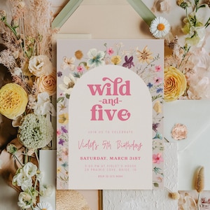 Puede incluir: Una invitación de cumpleaños floral rosa y blanca con el texto "wild -and- five" y "Violet's 5th Birthday". La invitación incluye la fecha, la hora y la ubicación de la fiesta.