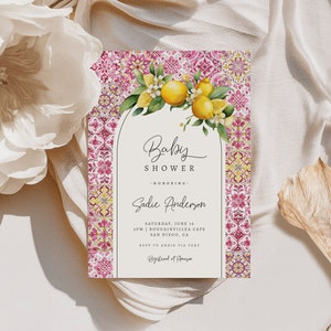 Bearbeitbare Zitrone-Babypartyeinladungsvorlage | Mediterrane rosa Fliesen Mädchen Babyparty einladen | Almafi Küste Zitrone italienisch Einladen S676