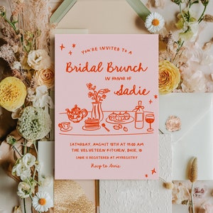 Op de afbeelding: Een roze bruiloftsdouche-uitnodiging met rode tekst en illustraties. De uitnodiging luidt "Je bent uitgenodigd voor een bruiloftsbrunch ter ere van Sadie" en bevat details over het evenement, waaronder de datum, tijd, locatie en registratie-informatie.