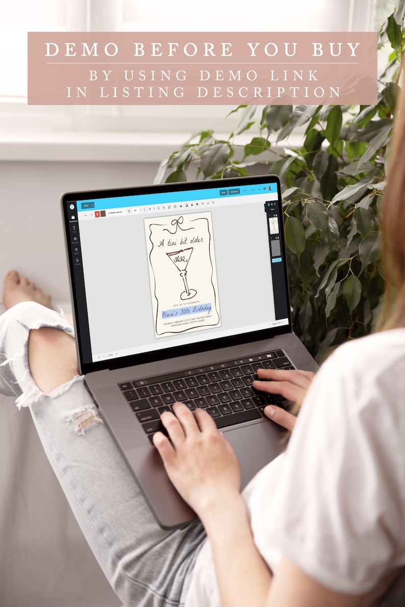 Op de afbeelding: Een laptopcomputer die een digitaal ontwerp voor een verjaardagsuitnodiging weergeeft. Het ontwerp bevat een martini-glas met de tekst "A tini bit older" en "Nina's 30th Birthday".