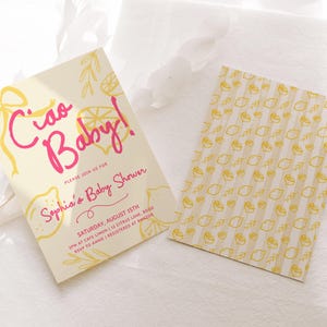 K&ouml;nnte beinhalten: Babyparty-Einladungen mit Zitronen-Thema. Auf der Vorderseite steht "Ciao Baby!" in Pink und Gelb, mit Details zur Veranstaltung. Die R&uuml;ckseite zeigt ein Muster aus Zitronen und Streifen.