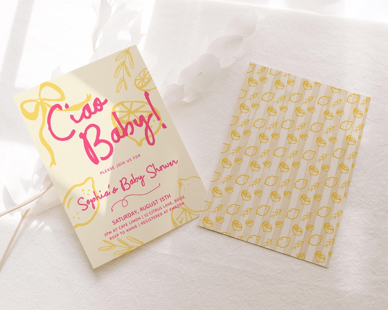 K&ouml;nnte beinhalten: Babyparty-Einladungen mit Zitronen-Thema. Auf der Vorderseite steht "Ciao Baby!" in Pink und Gelb, mit Details zur Veranstaltung. Die R&uuml;ckseite zeigt ein Muster aus Zitronen und Streifen.