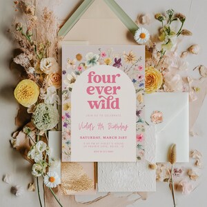 Peut inclure: Une invitation florale avec le texte "four ever wild" en rose, annonçant le 4e anniversaire de Violet. L'invitation est entourée de fleurs, d'une enveloppe et de papier décoratif, créant un thème festif.