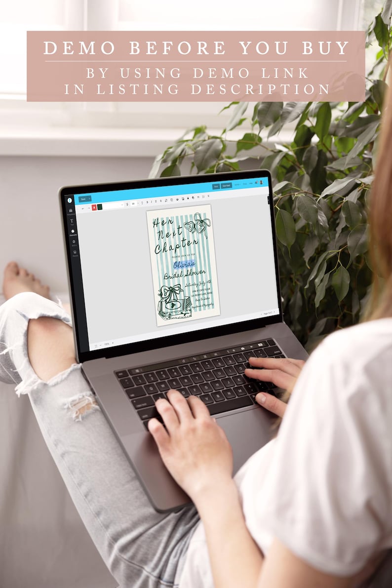 Pu&ograve; includere: Uno schermo di laptop che mostra un design digitale per un invito a un addio al nubilato. L'invito presenta uno sfondo a strisce blu e bianche con il testo "Her Next Chapter" e "Bridal Shower" in un font scritto a mano. Il design include anche un disegno di una pila di libri con un fiocco e una campana.