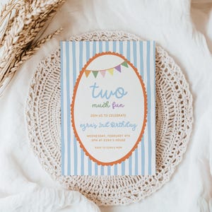Può includere: Un invito di compleanno con sfondo a righe blu e bianche. L'invito presenta una cornice ovale con le parole "two much fun" e "ezra's 2nd birthday". Sono inclusi anche la data e l'ora della festa.