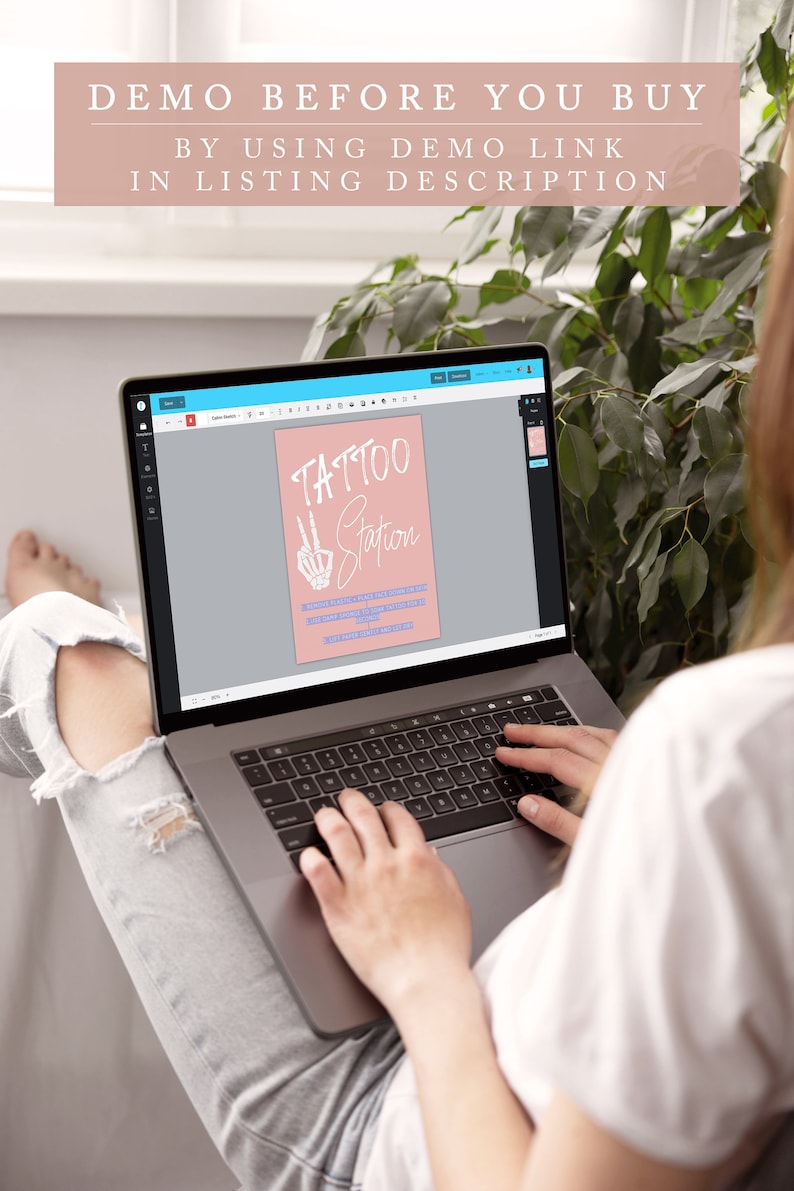 Puede incluir: Una persona usando una computadora port&aacute;til para dise&ntilde;ar un letrero rosa y blanco que dice "Tattoo Station" con un signo de paz hecho de huesos. El letrero est&aacute; en la pantalla de una computadora.