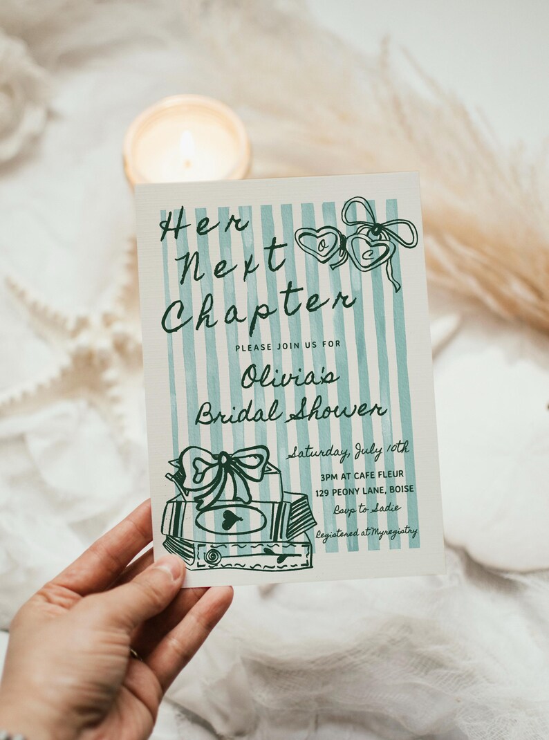 Pu&ograve; includere: Un invito a righe blu e bianche con il testo "Her Next Chapter" e "Olivia's Bridal Shower". L'invito include la data, l'ora e il luogo dell'evento. La carta &egrave; decorata con un'illustrazione verde di una pila di libri con un fiocco e due cuori.