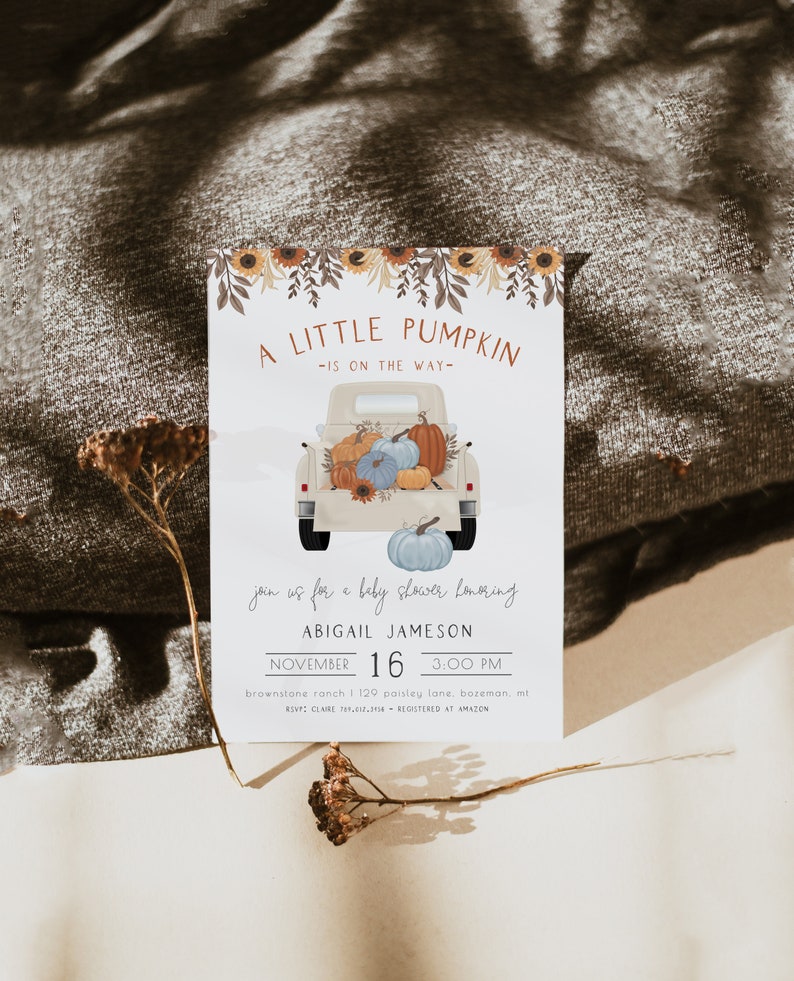 Pu&ograve; includere: Invito per baby shower con un'illustrazione ad acquerello di un camioncino vintage pieno di zucche. Il testo recita "A Little Pumpkin is on the Way" e include il nome Abigail Jameson, la data e l'ora.