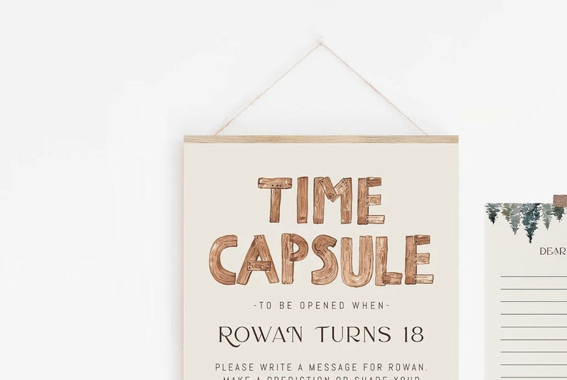 K&ouml;nnte beinhalten: Ein beigefarbenes Schild mit den Worten "TIME CAPSULE" in braunen Holzbuchstaben. Das Schild tr&auml;gt au&szlig;erdem die Aufschrift "Zu &ouml;ffnen, wenn Rowan 18 Jahre alt wird".