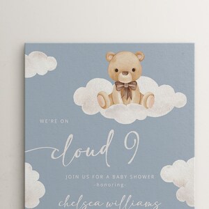 Puede incluir: Una invitaci&oacute;n a un baby shower con fondo azul y nubes blancas. Un osito de peluche se sienta en una nube con el texto "We're on cloud 9" y "Join us for a baby shower -honoring- Chelsea Williams".