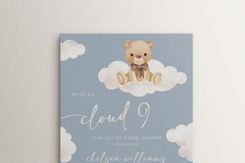 Puede incluir: Una invitaci&oacute;n a un baby shower con fondo azul y nubes blancas. Un osito de peluche se sienta en una nube con el texto "We're on cloud 9" y "Join us for a baby shower -honoring- Chelsea Williams".