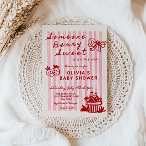 Baby showeruitnodiging aardbei - bewerkbare sjabloon | DIY-handgetekende iemand Berry Sweet is onderweg Uitnodiging voor meisje S857