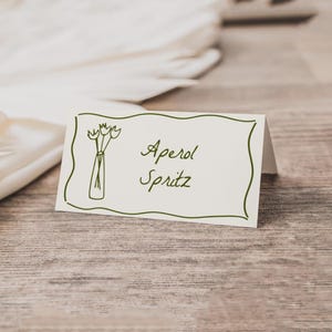 Modelo de convite para tenda de comida de flores Recém-saído do mercado Chá de panela | Cartão de lugar para chá de panela Love in Bloom desenhado à mão editável S791
