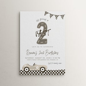 Bewerkbare sjabloon voor snelle verjaardagsuitnodiging TWEE | Vintage raceauto 2e verjaardagsuitnodiging | Beige opgroeien, twee snelle tweede verjaardagsuitnodiging S505