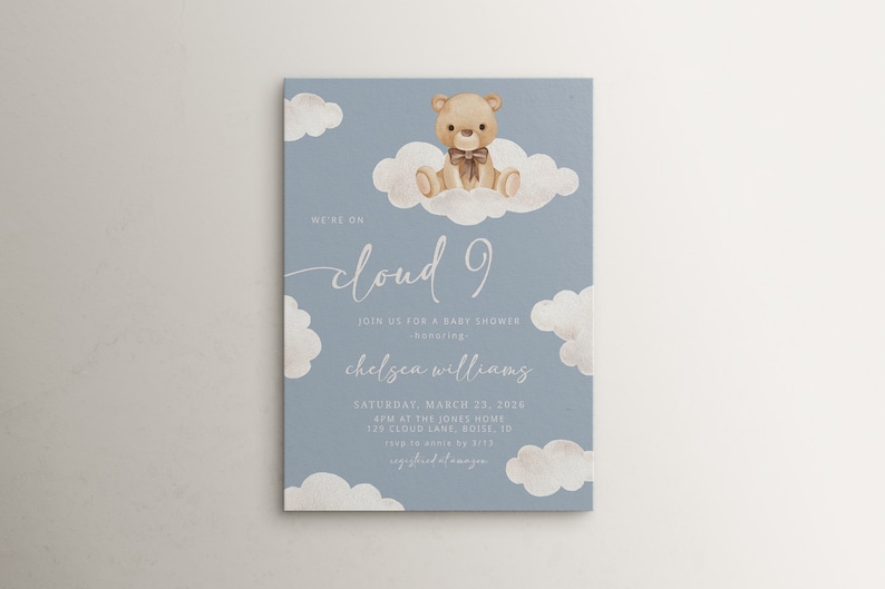 Puede incluir: Una invitaci&oacute;n a un baby shower con un fondo azul y nubes blancas. El texto "We're on cloud 9" est&aacute; escrito en letra cursiva. Un osito de peluche se sienta en una nube con una corbata de lazo. La invitaci&oacute;n incluye el nombre "chelsea williams" y la fecha y hora de la ducha.