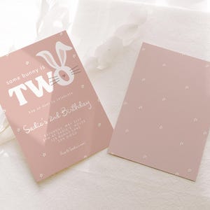 Puede incluir: Tarjeta de invitaci&oacute;n rosa con una ilustraci&oacute;n de conejo blanco y el texto "some bunny is TWO hop on over to celebrate Sadie's 2nd Birthday Saturday, May 31st 1pm at Sadie's Mouse 123 Bunny Lane San Diego"