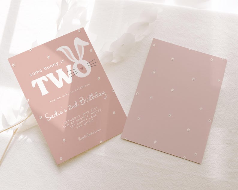 Puede incluir: Tarjeta de invitaci&oacute;n rosa con una ilustraci&oacute;n de conejo blanco y el texto "some bunny is TWO hop on over to celebrate Sadie's 2nd Birthday Saturday, May 31st 1pm at Sadie's Mouse 123 Bunny Lane San Diego"