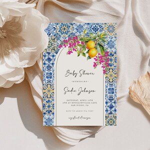 Puede incluir: Una invitaci&oacute;n a un baby shower con un patr&oacute;n de azulejos azules y amarillos, un dise&ntilde;o floral y limones. La invitaci&oacute;n dice "Baby Shower Honoring Sadie Johnson Saturday, April 19th 3PM at Bougainvillea Cafe San Diego, CA RSVP to Andi via text registered at amazon"